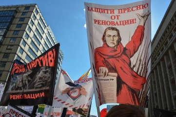 Παλιές σοβιετικές αφίσες γίνονται πανό με συνθήματα ενάντια στις κατεδαφίσεις.